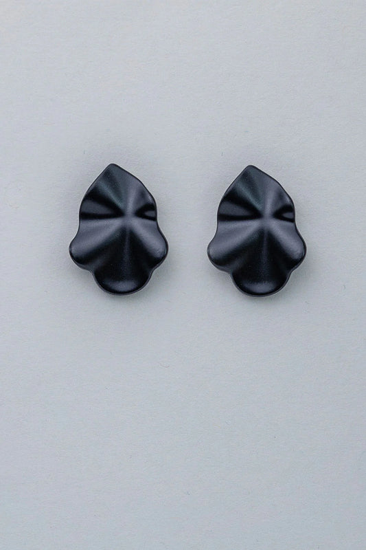 Bow 19 LIP EARRINGS PEARL BLACK