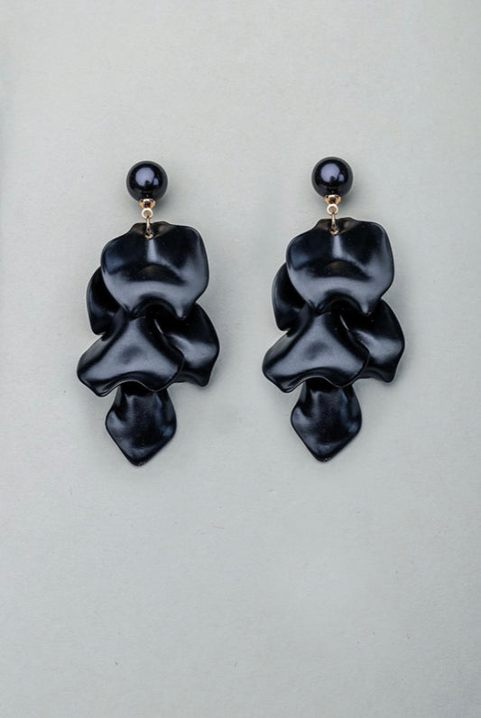 Bow19 Pearl Leaf Earrings Black