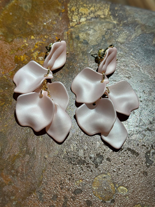 Bow19 Leaf Earrings pearl light pink